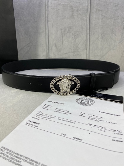 寬度3.8cm VERSACE（範思哲）此款平面皮帶採用小牛皮製成，配有一枚真空電鍍美杜莎頭像腰帶扣，採用穿孔閉合。