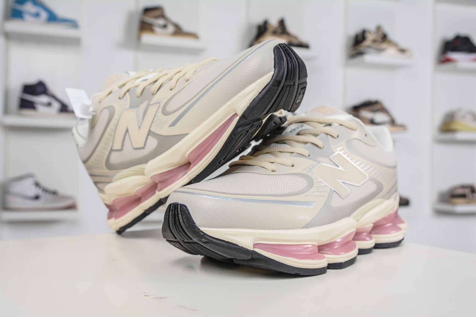 New Balance NB2000 舒適百搭防滑耐磨低幫 休閒跑步鞋 New Balance 
貨號：U20008XQ
Size：36-46.5