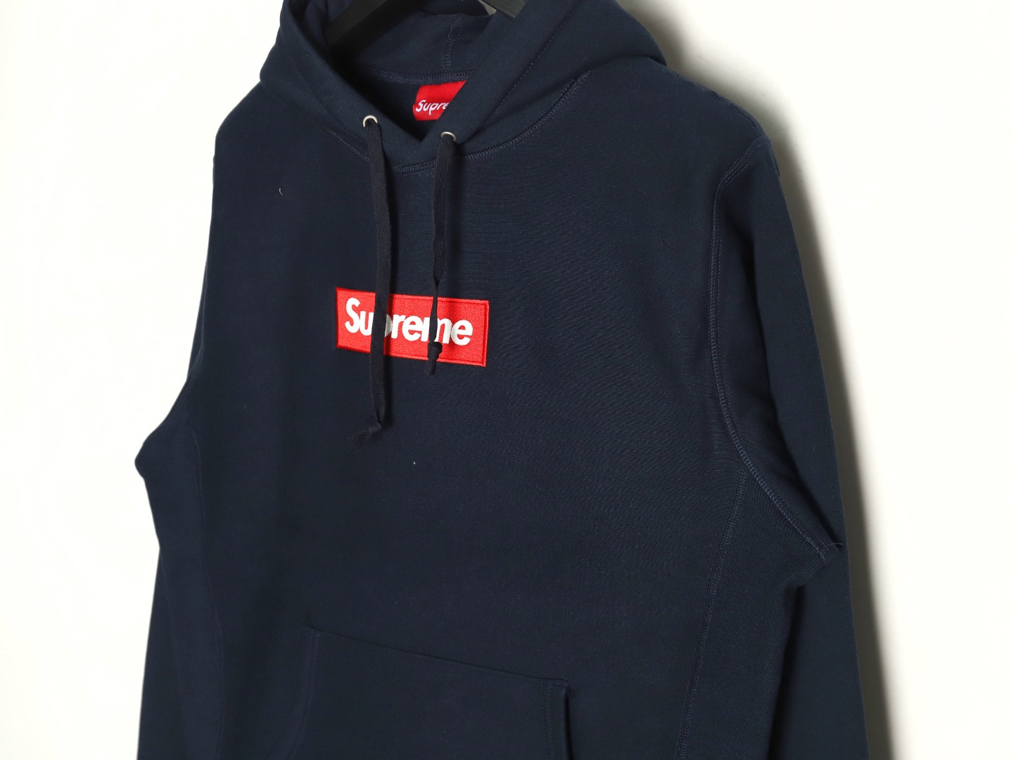 Supreme FW24 WEEK17 Box Logo Hooded Sweatshirt 胸前徽標刺繡logo口袋連帽衛衣帽衫
面料460克 高克重 面布質感強 韌性好 衣服收針處都有打套結（起到加固 久穿不變形 市面普通版本是沒有的哦） 歡迎對比 品質保證
F 尺碼：S M L XL