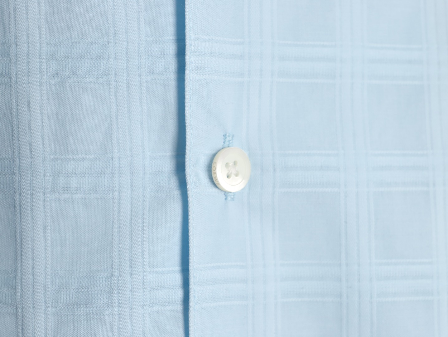 🔝LOEWE羅意威 Anagram 刺繡口袋格子短袖襯衫
定制雲紋高支提花格料，採用進口機刺繡工藝，精度高，線條流暢而細膩，紅外線定位裁床，通過紅外發射器和紅外接收器來實現對材料的精准定位，精度可達到微米級別，面料都經過砂洗，手感質感更佳，不易變形，不易縮水，不易褪色，保持長久的美觀，定制輔料，寬松版型
B Size：36 38 40 42