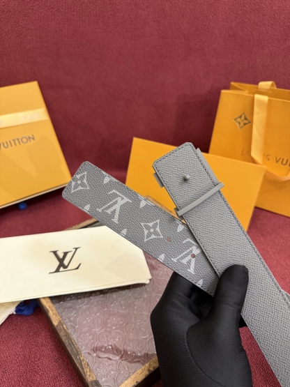 
lv男士新款皮帶寬度4cm 訂製帆布面料飾有全新的圖案效果(顏色純正) 襯托進口小牛皮配色底 搭配精緻的字母搭扣 手感極佳