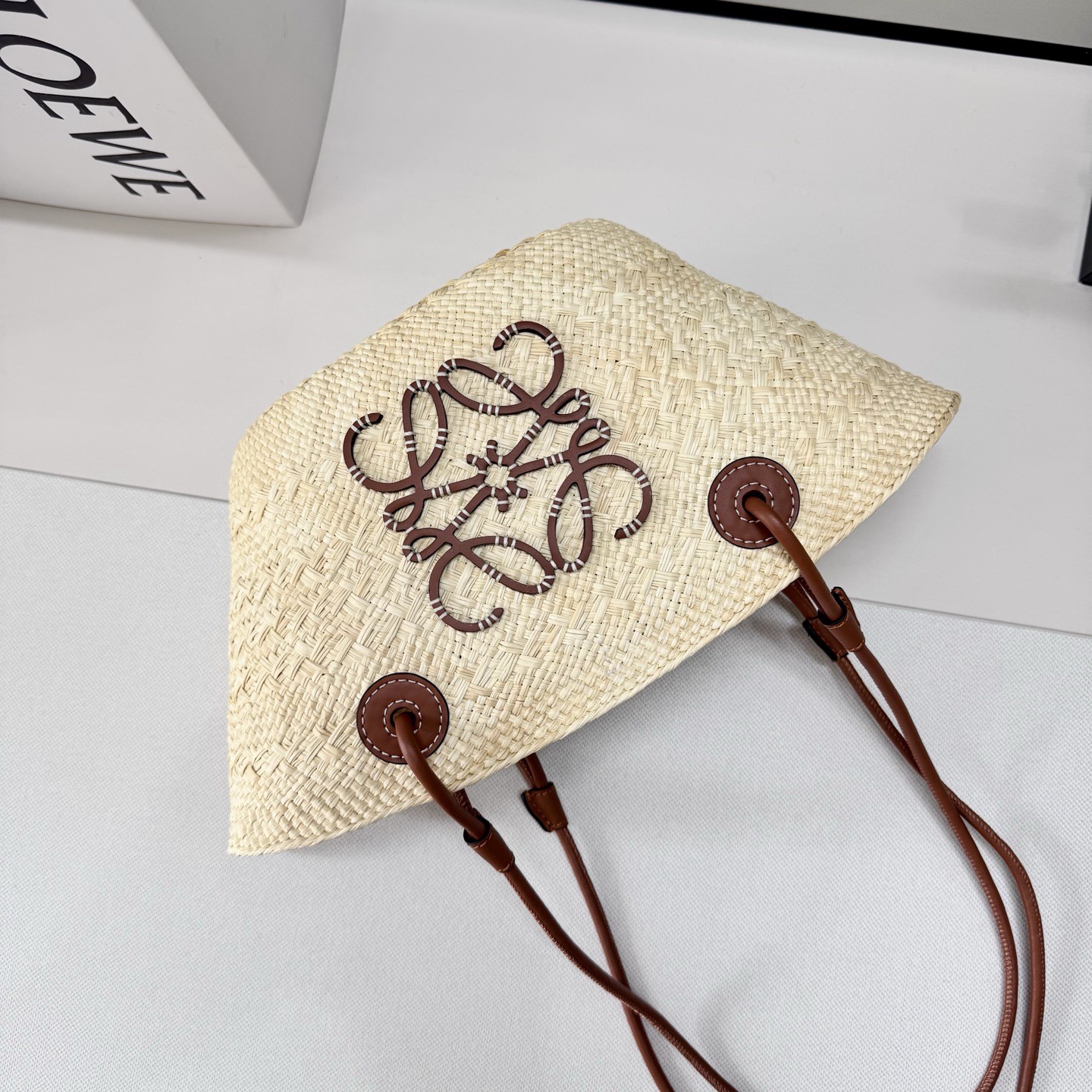 LO℮w℮🆕（高版本）進口原材料 肩帶全部升級
🧺伊拉卡棕櫚纖維和牛皮革 Anagram Basket 手袋*一個傳統的籃子手袋*帶有經典的手工編織包身，管狀牛皮革帶子和頂部提手*以及一塊牛皮革 Anagram 壓紋貼片這個版本採用伊拉卡棕櫚製成，這種棕櫚樹在哥倫比亞種植、收穫並曬乾，然後由公平貿易原則指導的 Corporación Oficio y Arte 組織的女工匠編織。