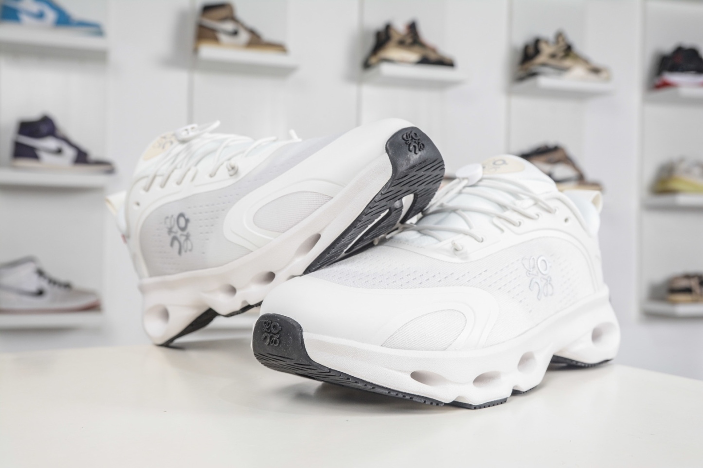 LOEWE羅意威 x ON昂跑 聯名款 Cloudsolo 
貨號: 3MF30664607
尺碼：36 36.5 37 37.5 38 38.5 39 40 40.5 41 42 42.5 43 44 44.5 45 46（真半碼）（⚠️袋子丟失扣10）