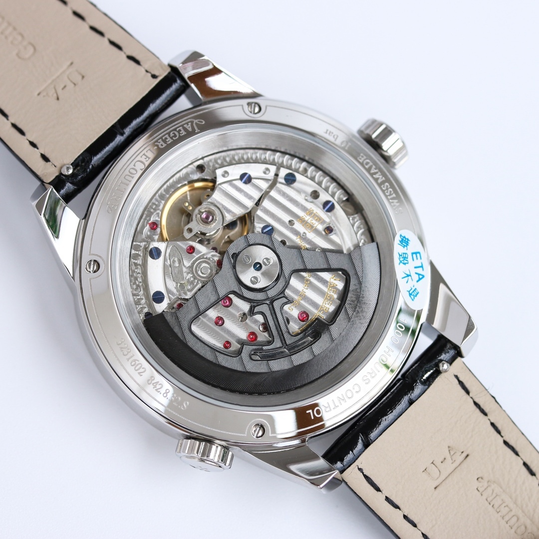 積家 北宸系列 Geographic WT“全球限量版”地理學家世界時腕表採用藍黑漸變色與全黑色錶盤 腕表的凸緣顯示全球24個時區 成為行動派男士旅行期間的可靠搭檔  佩戴者可透過10時位置的表冠設定 尺寸43mm表殼 316L鋼殼 搭配拱“鍋蓋”鏡面 採用亞洲機芯復刻版：936A/1自動上鏈 技術無與倫比 城市名部分以乳白色為基底 2時位置的日曆顯示 6時位置的第二時區顯示和10時位置的動力儲存顯示副錶盤飾以太陽放射狀飾紋 進口牛皮 升級版原裝折疊扣 精緻推薦男士多功能機械腕表