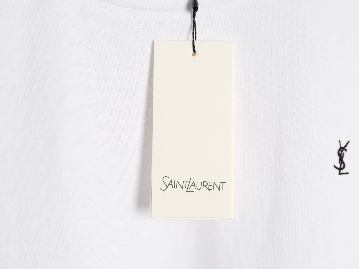 🔝SAINT LAURENT聖羅蘭SLP 小標純色徽標短袖T恤
正品購入開發，50支雙股精品賽爾棉170克，1*1拉架羅紋280克，進口刺繡，面料酵洗，定制1：1商標，寬松版型
B Size：S-XL