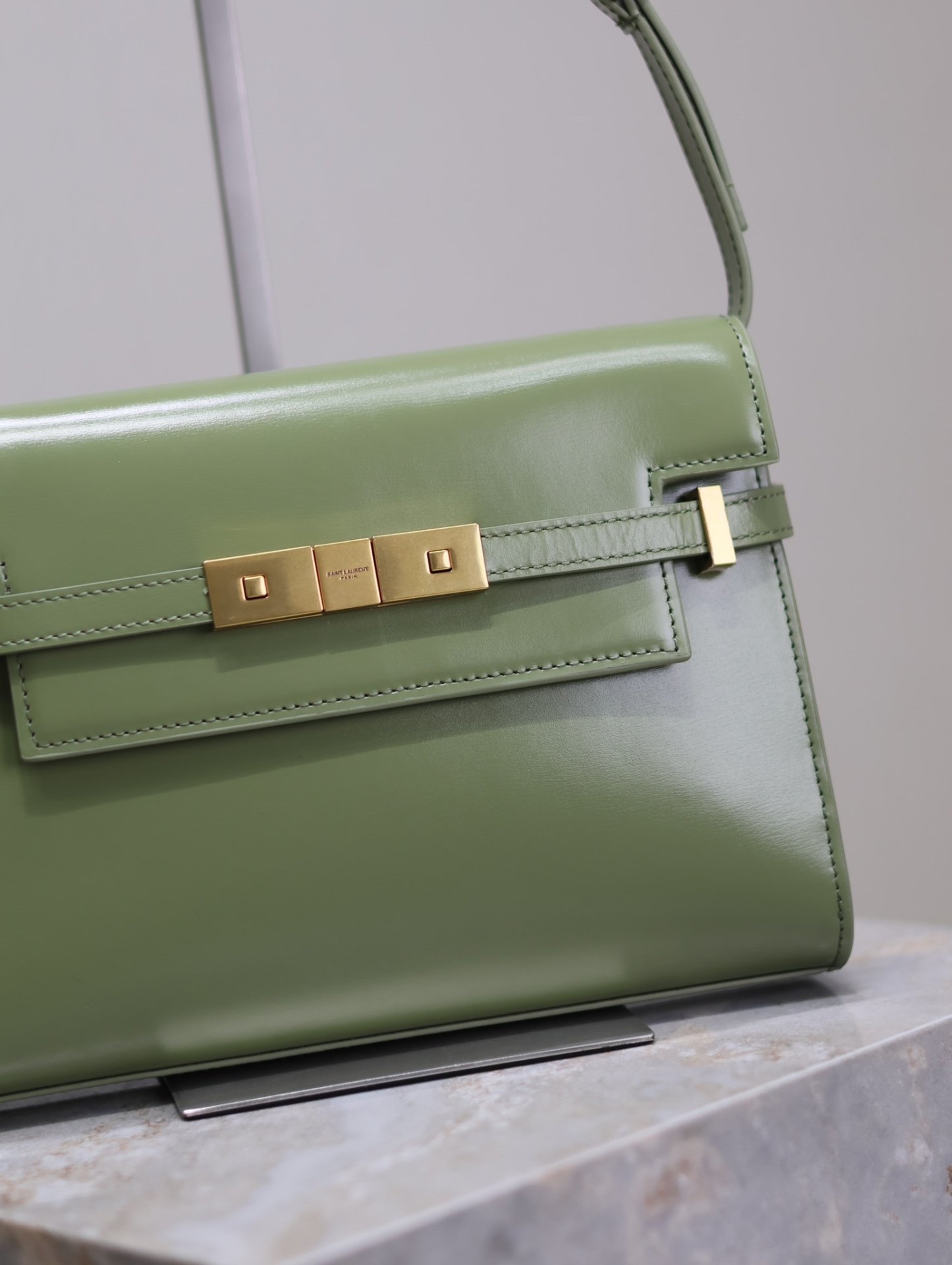 Manhattan_24cm
專櫃同步新款Manhattan法棍包小號24cm全新到貨！最新包型翻蓋曼哈頓法棍包，一改以往經典的logo，取而代之低調簡約的設計風格，它有點像H家的凱莉，很有復古的味道！商務➕休閒兩者結合，總結起來就是百搭！可以手拿，可以單肩或斜挎，一包多用，滿足了商務型女士，又滿足了小女生的休閒！精心挑選的原廠皮、完美的走線、精緻的五金讓整個包包都散髮出高級的味道！
型號：675626
尺寸：24x17.5x6cm