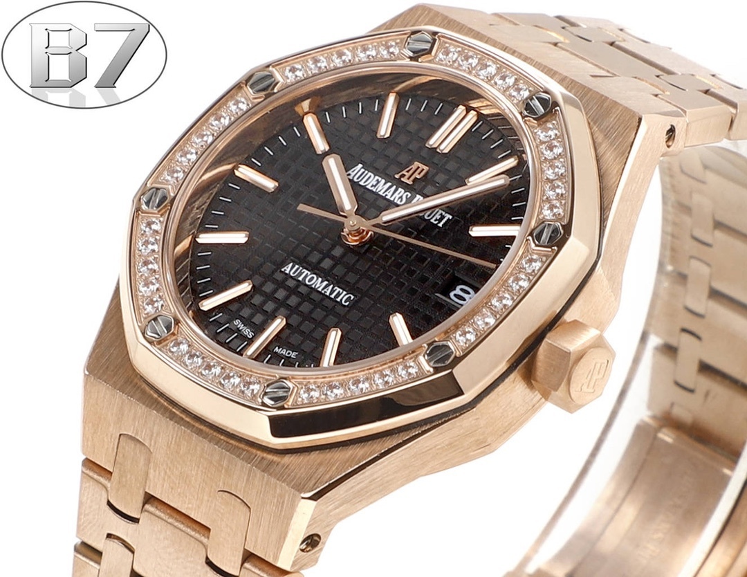 B7  Factory
AP愛彼 女款愛彼皇家橡樹 剔除機芯甲板多餘部分，使之變得更加鏤空——成就鋼表巔峰—— 實力演繹 衛冕“鋼”王！【6大精妙之處】1.正品拆解開模，尺寸為37毫米與正品一致！2.完美還原正品表殼的每一處細節，盡顯正品“稜角分明 堅毅果敢”的陽剛氣質。3.鋼帶的做工無可挑剔，比市面上任何鋼帶表做工均要更上一層樓，鋼帶頭粒和表頭銜接的“緩衝帶”的鬆緊程度與正品一模一樣。4.自動陀的與原裝致敬，是市面唯一做到顏色於原裝一致的版本（市面一般版本均偏紅）其上的ap族徽雕刻獨一無二。