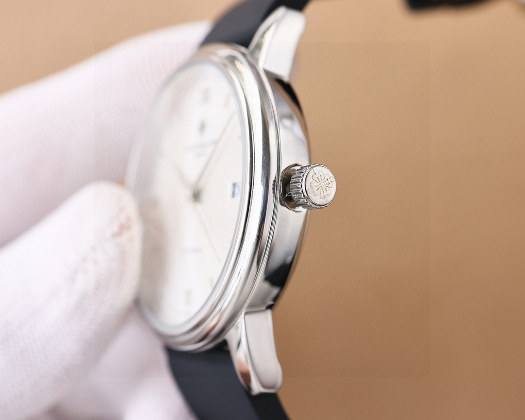 
推出最新款式百達翡麗PATEK PHILIPPE高版本高級自動腕表！男士腕表➡簡單不失大氣  40mm表徑，316精鋼表殼，搭載原裝全新進口8215全自動機械機芯（零返修），耐磨抗刮藍寶石玻璃，進口意大利🇮🇹橡膠帶，原裝品質針扣，具備超強防水功能👍 復古風格，恆久魅力，高檔奢華，紳士必備🔥AD出品 精品不斷🔥