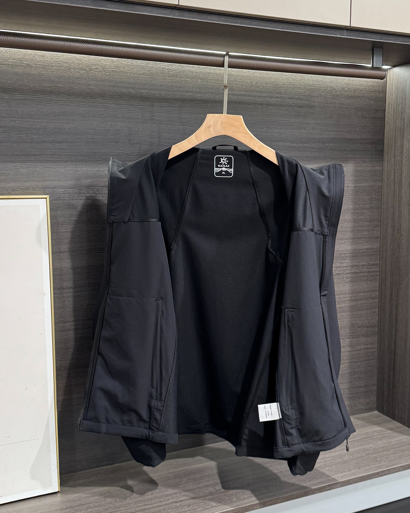 KAILAS‌/凱樂石春秋薄款輕量化衝風衣上衣外套】輕裝上陣！風雨無阻！

解鎖春秋戶外自由！輕到能揣進包里，卻能扛住風雨突襲！

極致輕量化面料，告別臃腫，上身輕若無物，跑步、騎行不束縛，戶外通勤也能利落有型！

透氣膜科技，運動時快速排汗，避免悶熱黏膩，春秋穿剛剛好！

立領剪裁護住脖頸，阻擋冷風灌入！

戶外級耐造，耐磨抗撕裂，口袋拉鍊防掉物，細節拉滿，徒步、騎行都穩！

極簡純色，內搭衛衣、T恤都好看，日常出街也能穿出高級感！

顏色:岩石灰  神秘黑
尺碼:L-3xL
L碼：   胸