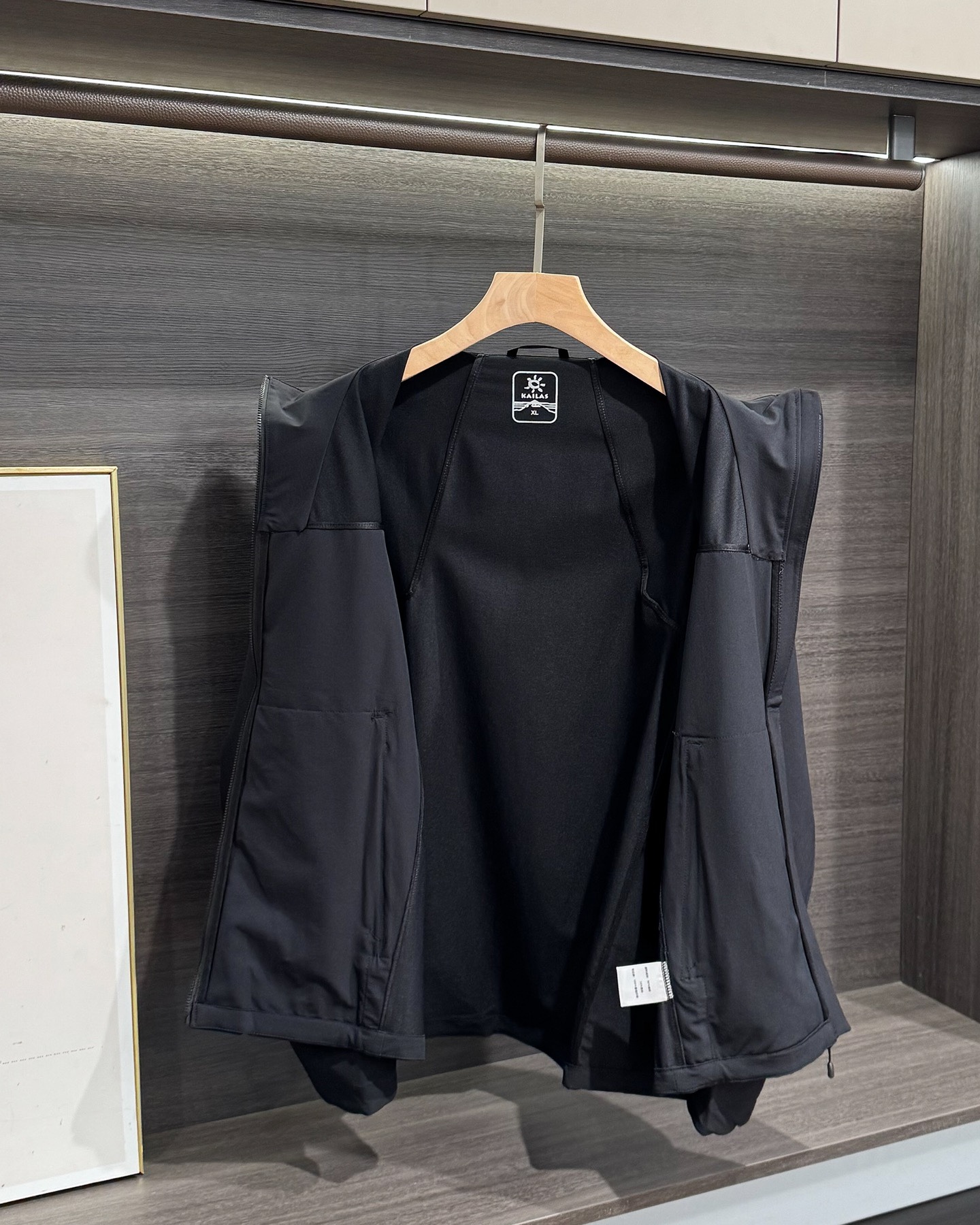 KAILAS‌/凱樂石春秋薄款輕量化衝風衣上衣外套】輕裝上陣！風雨無阻！

解鎖春秋戶外自由！輕到能揣進包里，卻能扛住風雨突襲！

極致輕量化面料，告別臃腫，上身輕若無物，跑步、騎行不束縛，戶外通勤也能利落有型！

透氣膜科技，運動時快速排汗，避免悶熱黏膩，春秋穿剛剛好！

立領剪裁護住脖頸，阻擋冷風灌入！

戶外級耐造，耐磨抗撕裂，口袋拉鍊防掉物，細節拉滿，徒步、騎行都穩！

極簡純色，內搭衛衣、T恤都好看，日常出街也能穿出高級感！

顏色:岩石灰  神秘黑
尺碼:L-3xL
L碼：   胸