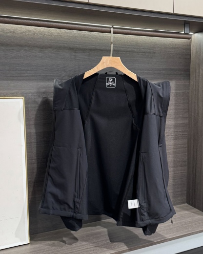 KAILAS‌/凱樂石春秋薄款輕量化衝風衣上衣外套】輕裝上陣！風雨無阻！

解鎖春秋戶外自由！輕到能揣進包里，卻能扛住風雨突襲！

極致輕量化面料，告別臃腫，上身輕若無物，跑步、騎行不束縛，戶外通勤也能利落有型！

透氣膜科技，運動時快速排汗，避免悶熱黏膩，春秋穿剛剛好！

立領剪裁護住脖頸，阻擋冷風灌入！

戶外級耐造，耐磨抗撕裂，口袋拉鍊防掉物，細節拉滿，徒步、騎行都穩！

極簡純色，內搭衛衣、T恤都好看，日常出街也能穿出高級感！

顏色:岩石灰  神秘黑
尺碼:L-3xL
L碼：   胸