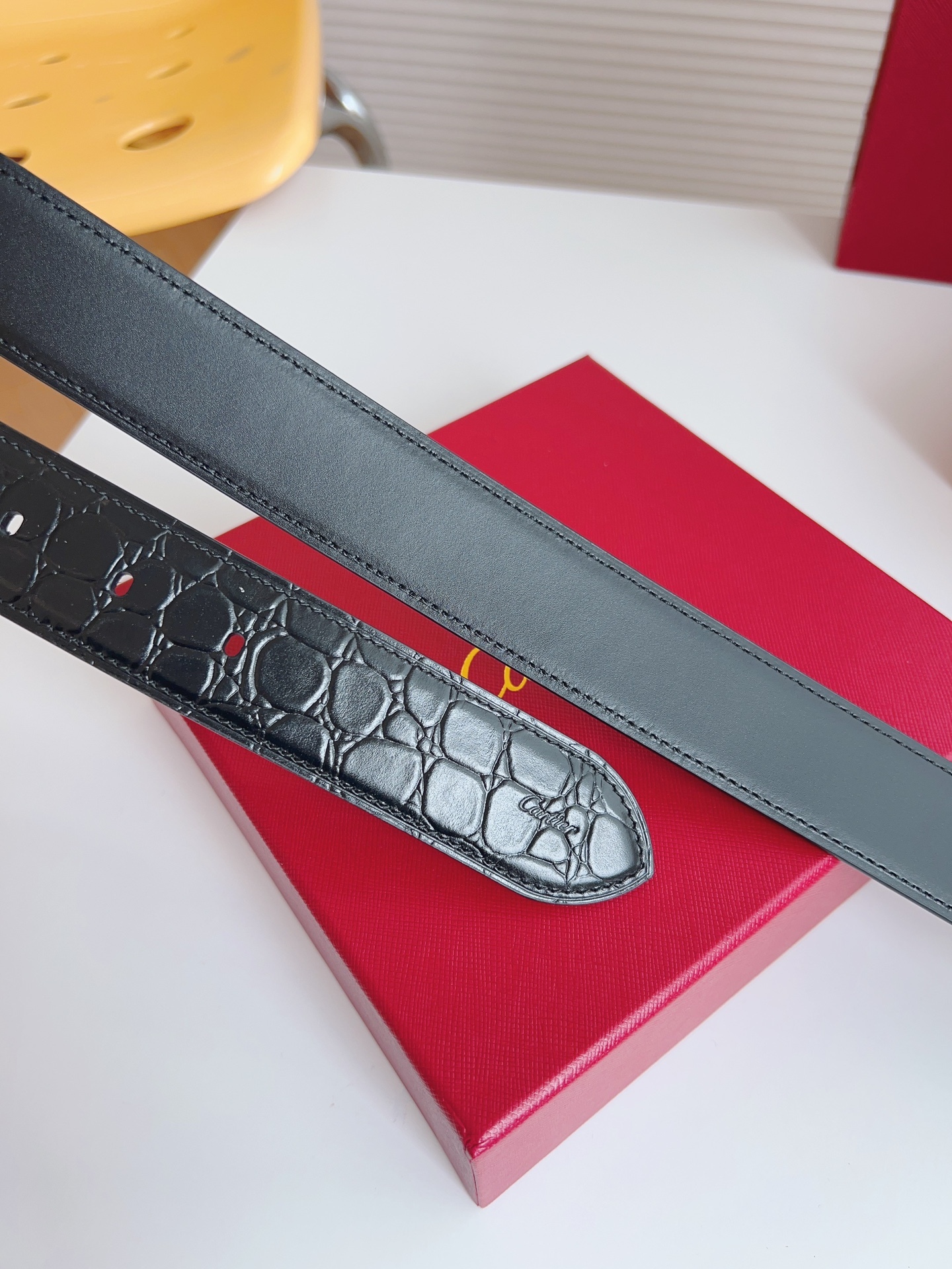 
Cartier（卡地亞）憑借匠心傑作展現與眾不同的美感，融合精湛工藝與經典設計，演繹雋永風格；瀟灑不羈，果敢獨立！此款式易搭配服飾；休閒正裝兩相宜。皮帶寬度：35mm