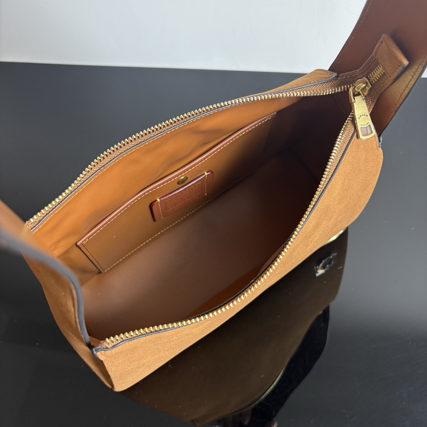 
新款hobo腋下包：CCC45荔枝紋黑色 灰色 酒紅
          CCC48鹿皮棕色 CCC48鹿皮墨綠
作為腋下包超級鬆弛下垂的風格，秋冬單品 容量超大還帶了一個磁扣的暗袋，出行遊玩或通勤都特別實用的一款。

尺寸：10*18*29。