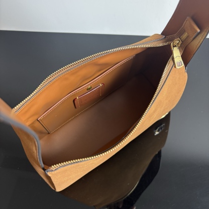 
新款hobo腋下包：CCC45荔枝紋黑色 灰色 酒紅
          CCC48鹿皮棕色 CCC48鹿皮墨綠
作為腋下包超級鬆弛下垂的風格，秋冬單品 容量超大還帶了一個磁扣的暗袋，出行遊玩或通勤都特別實用的一款。

尺寸：10*18*29。