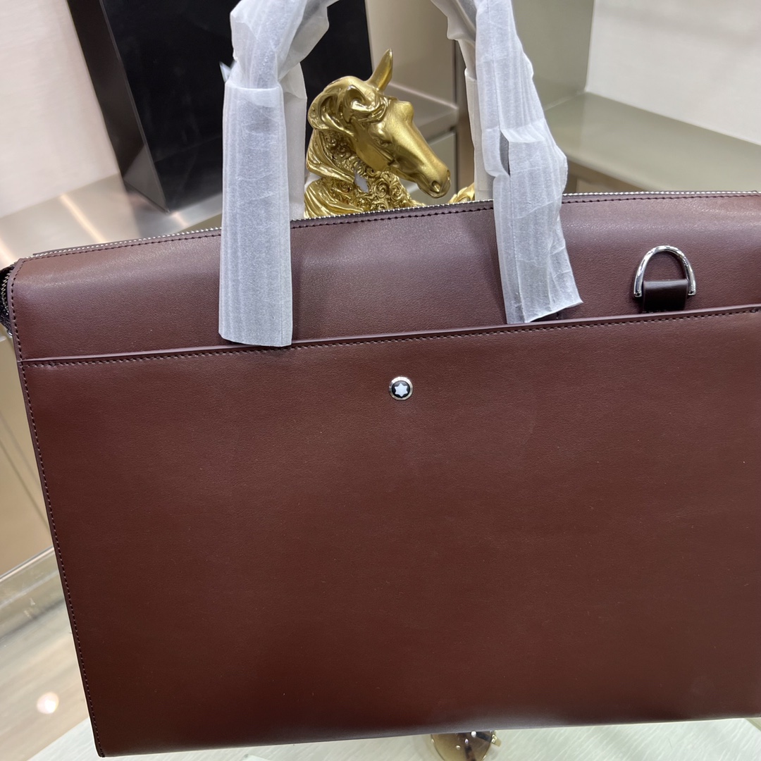 Montblanc International（萬寶龍）🔥萬寶龍新款男士定型公文包，採用進口頭層定型牛皮製作，搭配頂級五金配件，帶密碼鎖，在公文包系列中實屬佼佼者。商務人士與潮流達人皆適用的款式。[色]喜歡的速度下單✅
型號：1161-1
尺寸：39-29-10
顏色：黑色、啡色