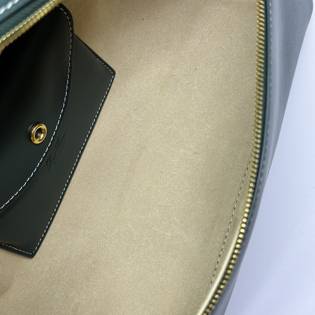 𝓸𝓻𝓸 𝓟𝓲𝓪𝓷𝓪 諾悠翩雅
𝑬𝒙𝒕𝒓𝒂 𝑩𝒂𝒈 𝑳𝟐𝟕 
寬開口加大容量斜挎包，包型設計更立體更有型，包身採用進口原廠小牛皮，手感柔軟而獨特，包包內部結構多了內袋。雙向加長拉鍊開合，配有My Charms金色金屬掛飾（LP特級純鋼五金配件）
size：27*16*10釐米
配全套專櫃禮盒包裝🎁