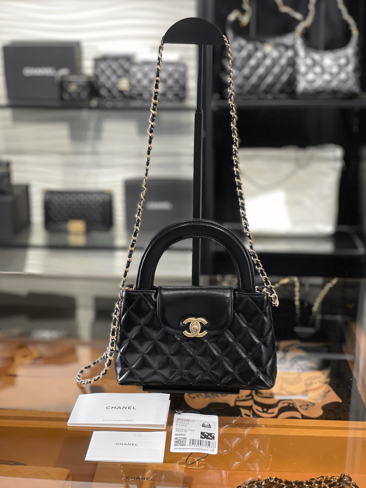 新品到貨🆕𝗖𝗵𝗮𝗻𝗲𝟭 𝟐𝟓𝐂
𝗞𝗲𝗹𝗹𝘆 手提鏈條包大號 黑色
售價𝟥𝟧𝟨𝟢𝟢𝗋𝗆𝖻購入開發〰️

全網最熱🔥𝟤𝟦𝖯 𝗄𝖾𝗅𝗅𝗒手提袋
叱吒整個秀場，簡直美絕了〰️
簡約又復古的小手提很靈魂很舒適。
又乖又耐看，實在絕對愛不釋手❕

五金：厚鍍𝟤𝟦𝗄復古金
皮料：𝖵𝖾𝗅𝗂𝖾𝗋𝗊亮面小牛皮
尺寸： 𝟣𝟥*𝟣𝟫*𝟩 𝖼𝗆
4416