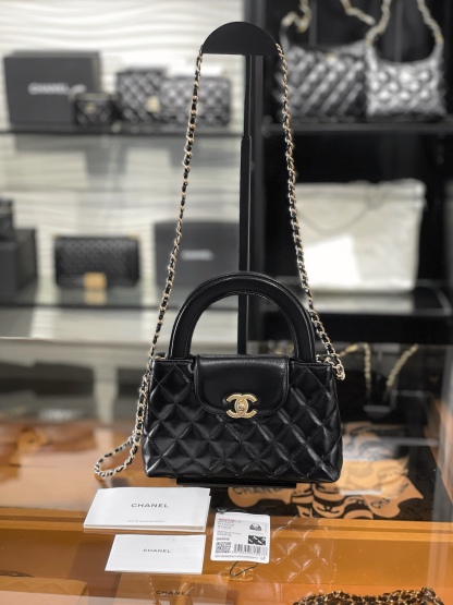 新品到貨🆕𝗖𝗵𝗮𝗻𝗲𝟭 𝟐𝟓𝐂
𝗞𝗲𝗹𝗹𝘆 手提鏈條包大號 黑色
售價𝟥𝟧𝟨𝟢𝟢𝗋𝗆𝖻購入開發〰️

全網最熱🔥𝟤𝟦𝖯 𝗄𝖾𝗅𝗅𝗒手提袋
叱吒整個秀場，簡直美絕了〰️
簡約又復古的小手提很靈魂很舒適。
又乖又耐看，實在絕對愛不釋手❕

五金：厚鍍𝟤𝟦𝗄復古金
皮料：𝖵𝖾𝗅𝗂𝖾𝗋𝗊亮面小牛皮
尺寸： 𝟣𝟥*𝟣𝟫*𝟩 𝖼𝗆
4416