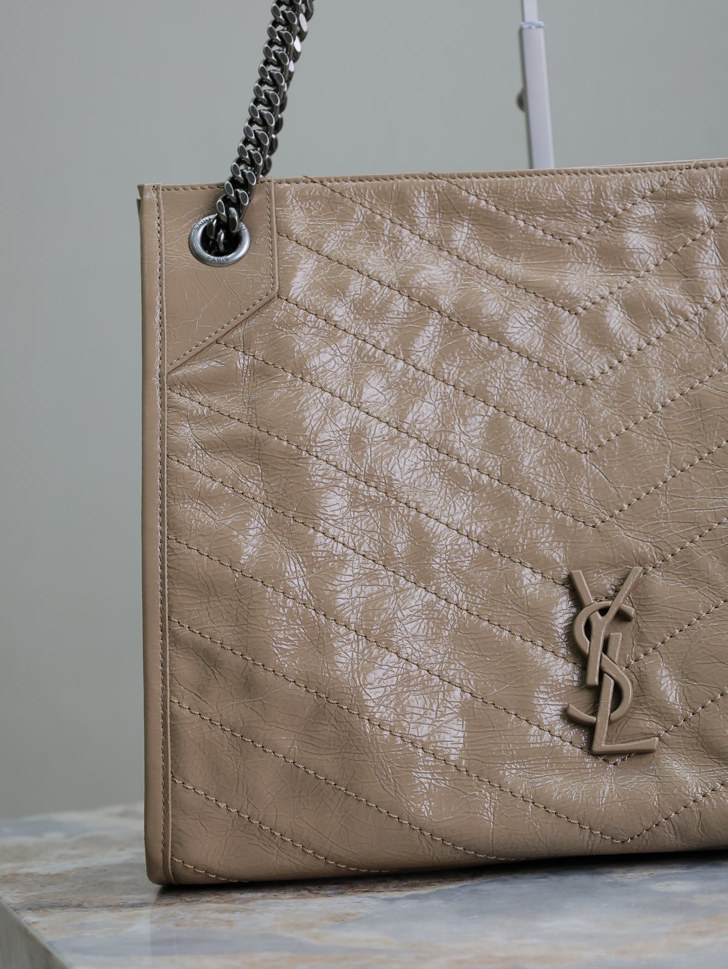 杏色·
Niki shopping bag_
意大利進口抓皺油蠟牛皮，五金是全牛皮包裹，工藝十分精湛！包袋中間有磁吸扣，保障了包包使用的安全性；內里有一拉鍊隔層及敞口插槽設計可放手機及零錢卡片，方便拿取，不會出現因為是大包而出現找不到東西的情況；包包自重非常輕，容量又足夠大，公文包、旅行包、購物袋、媽媽包隨意切換，實用性爆表！
型號：577999
尺寸：33x27x11.5cm