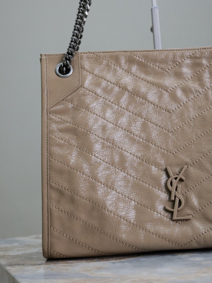 杏色·
Niki shopping bag_
意大利進口抓皺油蠟牛皮，五金是全牛皮包裹，工藝十分精湛！包袋中間有磁吸扣，保障了包包使用的安全性；內里有一拉鍊隔層及敞口插槽設計可放手機及零錢卡片，方便拿取，不會出現因為是大包而出現找不到東西的情況；包包自重非常輕，容量又足夠大，公文包、旅行包、購物袋、媽媽包隨意切換，實用性爆表！
型號：577999
尺寸：33x27x11.5cm