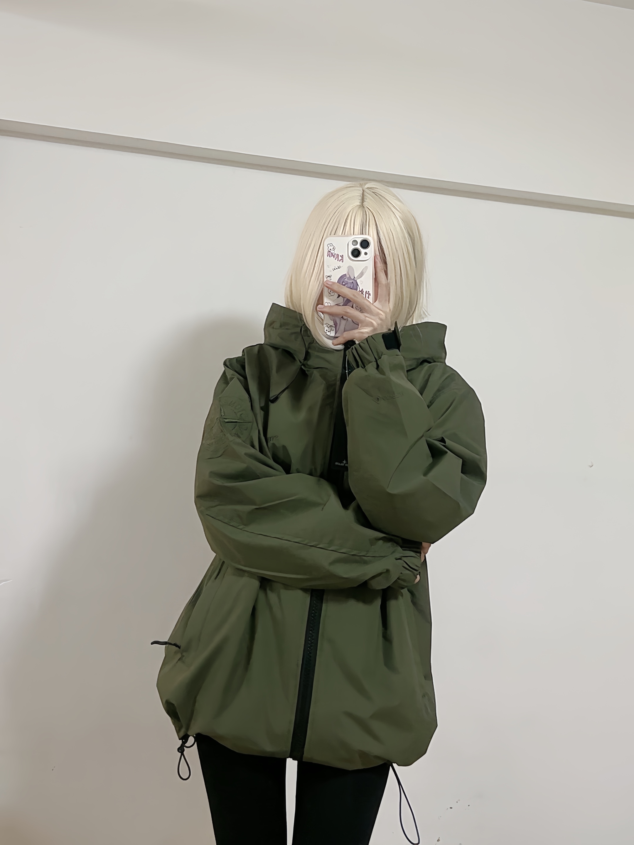Stone Island/石頭島 24ss 手臂刺繡羅盤衝鋒衣外套
石頭島春季最熱單品 超級吸睛的一款衝鋒衣外套 一眼就能愛上 採用梭織防風防水面料 手感細膩順滑 寬松連帽的版型  水洗標一應俱全 細節滿滿的一款衝鋒衣 大廠代工 品質可靠 

-略帶復古感的機能衝鋒衣 城市徒步 戶外穿行都很出挑 男女都可以駕馭的一款潮流單品 
Color：黑色
A Size：S-XXL