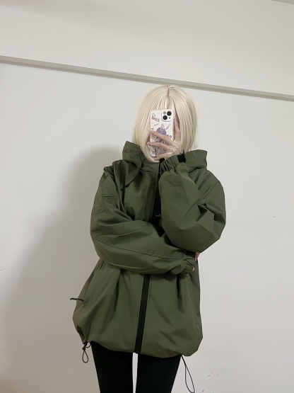 Stone Island/石頭島 24ss 手臂刺繡羅盤衝鋒衣外套
石頭島春季最熱單品 超級吸睛的一款衝鋒衣外套 一眼就能愛上 採用梭織防風防水面料 手感細膩順滑 寬松連帽的版型  水洗標一應俱全 細節滿滿的一款衝鋒衣 大廠代工 品質可靠 

-略帶復古感的機能衝鋒衣 城市徒步 戶外穿行都很出挑 男女都可以駕馭的一款潮流單品 
Color：黑色
A Size：S-XXL