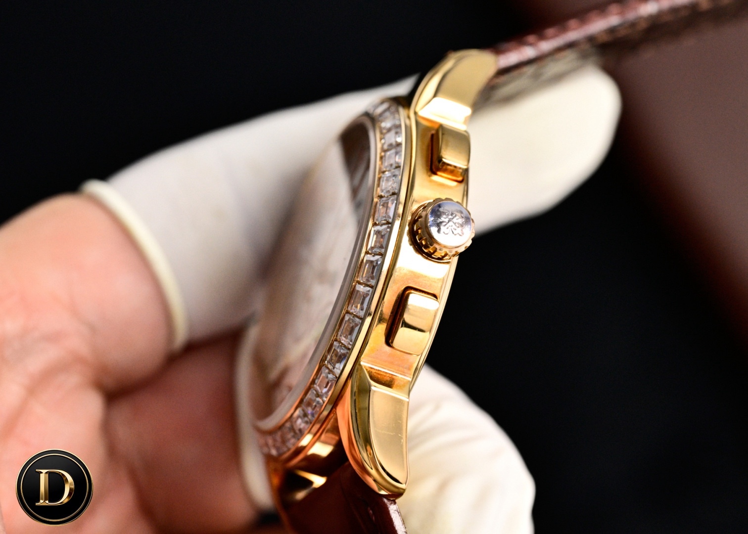 百達翡麗Patek Philippe驚艷登場，42毫米的表徑適配大眾男性手寸，非常商務可亦‬休閒。整表表殼手工雕刻花紋，視覺衝擊力強，令人過目不忘，實物質感更加優美。     
1⃣️搭配進口9100多功能機芯【非市場普通國產機芯】（零返修）功能（24小時,星期/星辰/月份）此腕表擁有38-48小時動力儲備.
2⃣️進口316L精鋼，採用18k品質爐內真空電鍍！
3⃣️搭配獨家定制方形鱗紋牛皮錶帶
4⃣️耐磨防刮藍寶石玻璃鏡面！
5⃣️30米生活防水等級.
百達翡麗（Patek Philippe） 簡約