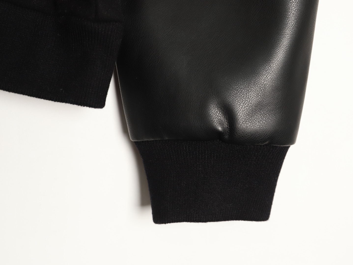 🔝CELINE賽琳CE 大C毛呢皮袖連帽外套
主體採用羊毛混紡面料，經特殊編織工藝打造，質地厚實而不失柔軟，呈現細膩的啞光光澤。羊毛纖維經過預縮處理，有效避免穿著後的變形與起球，同時保留天然的保暖性與透氣性。衣袖部分選用皮革，通過特殊處理賦予皮革細膩的粒面紋理與溫潤光澤，隨著穿著會逐漸形成獨特的使用痕跡，成為專屬的時光印記。內襯採用100%粘膠纖維，手感絲滑且垂墜感佳，與面料形成良好的內外呼應，提升穿著舒適度。
胸前C字貼飾採用毛巾繡工藝，以6mm粗細的紗線層層堆疊，形成飽滿的立體肌理。刺繡