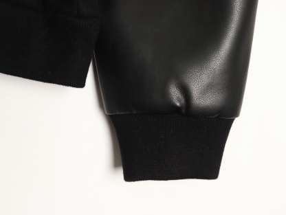 🔝CELINE賽琳CE 大C毛呢皮袖連帽外套
主體採用羊毛混紡面料，經特殊編織工藝打造，質地厚實而不失柔軟，呈現細膩的啞光光澤。羊毛纖維經過預縮處理，有效避免穿著後的變形與起球，同時保留天然的保暖性與透氣性。衣袖部分選用皮革，通過特殊處理賦予皮革細膩的粒面紋理與溫潤光澤，隨著穿著會逐漸形成獨特的使用痕跡，成為專屬的時光印記。內襯採用100%粘膠纖維，手感絲滑且垂墜感佳，與面料形成良好的內外呼應，提升穿著舒適度。
胸前C字貼飾採用毛巾繡工藝，以6mm粗細的紗線層層堆疊，形成飽滿的立體肌理。刺繡