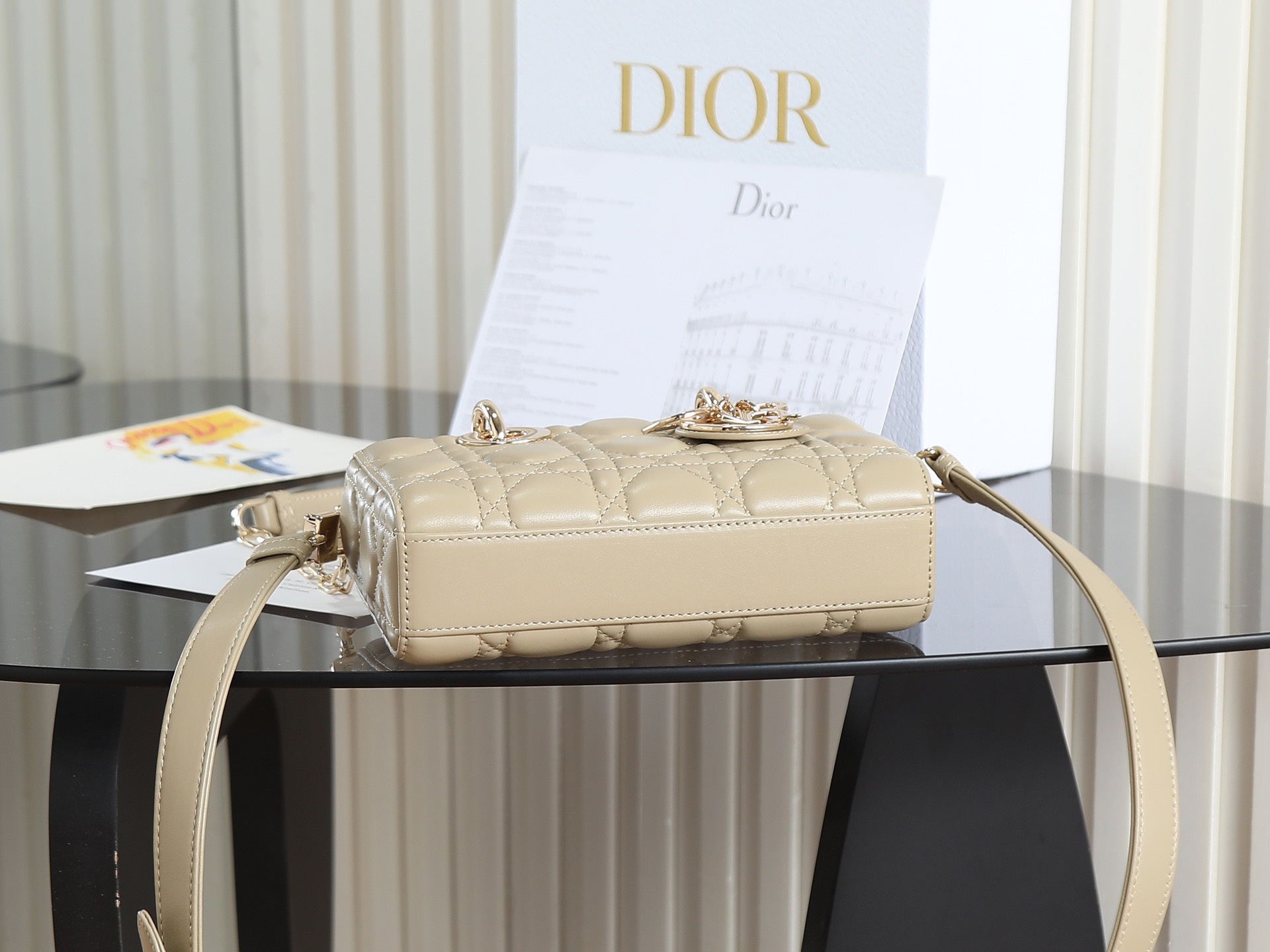 原廠級 奶茶色 迷你尺寸
𝗗𝗶𝗼𝗿 𝗗-𝗝𝗼𝘆 𝗯𝗮𝗴羊皮2025款新款
時尚果然就是輪回，回歸了一把中古戴妃
長方包形，短鏈條➕細長肩帶直接封神！！
復古時髦感超強，真是什麼場合都可以把住
絕對是lady中的天花板了，強勢出圈啦姐妹們
款號：0636
尺寸：19x10.5x5.5cm
