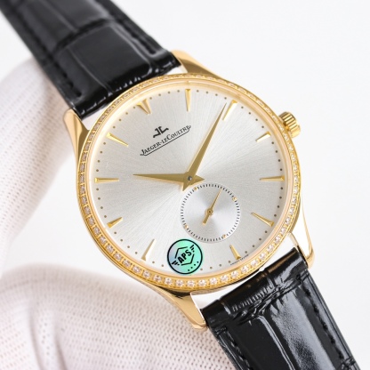 APS新品首發 積家大師系列1218420，傳統與現代的和諧樂章。Master Ultra Thin 超薄大師系列小秒針腕表精鋼款搭（直徑 39 毫米），內載896機芯。此自動上鏈機械機芯精准指示時、分、小秒。
1⃣全新大師系列兩針半採用原裝一致的896機新一比一開模
2⃣簡約精緻的錶盤採用立體式logo，錶盤搪瓷精緻而細膩，帶有標誌性的放射紋
3⃣指針與原裝一致採用陰陽針，一半拉絲一半拋光，錶帶採用進口小牛皮，一鍵式快拆錶帶表扣更加便捷