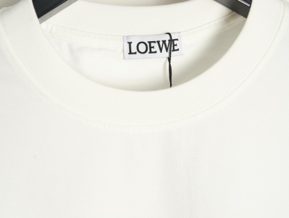 Loewe/羅意威 25ss 塗鴉彩繪植絨印花短袖T恤
260g棉質布料40支雙紗面料，無蝕塵‬毛藝工‬處布理‬面，紡織密度高，垂感佳，不易變形。
厚織感加上緊密紡紗工藝，不會影響Tee的透氣性，成色的飽和度很高
胸前撞色塗鴉彩繪植絨印花工藝
版型上身效果好，百搭好看的一款T恤，寬松版型遮肉顯瘦不挑人
顏色: 白色，黑色
S Size：S-XL