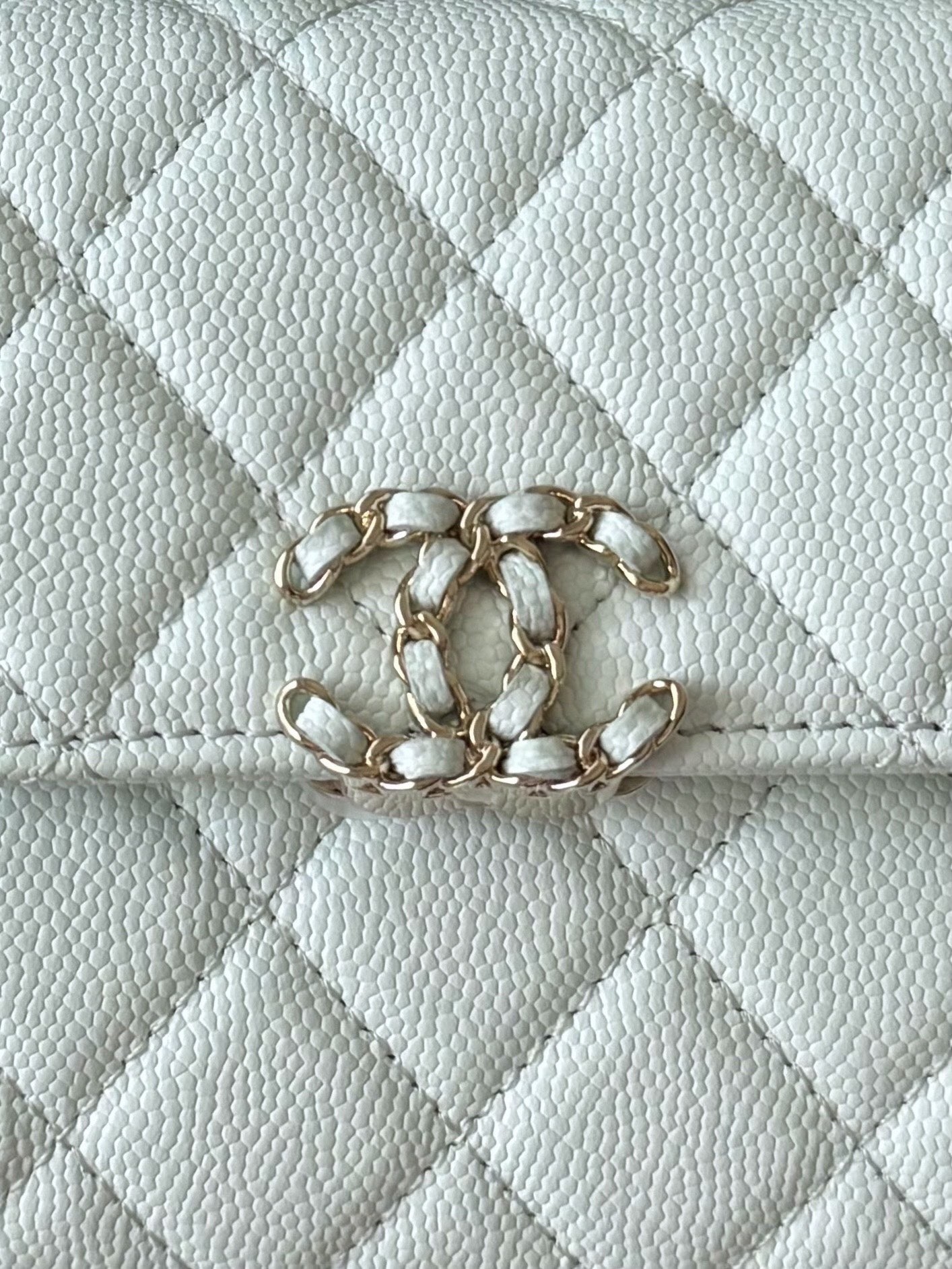 Chanel 25S 新款本季 最火的小球牛皮Kelly 手柄包
這顆絕對是黑馬
第一眼看到就深深愛上💕
顏值不必說 直接閉眼入不會錯
很好打理 也是百搭型
實現了單背斜挎腋下背手拎的效果📷
簡直就是福音〰️
很精緻 值得珍藏🔝

五金：全鋼18K淺金
皮料：獨家Haas小牛皮
尺寸：𝟏𝟒.𝟓*𝟏𝟏.𝟓*𝟓.𝟓 𝚌𝚖
型號：AS3237