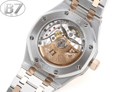 B7  Factory
AP愛彼 女款愛彼皇家橡樹 剔除機芯甲板多餘部分，使之變得更加鏤空——成就鋼表巔峰—— 實力演繹 衛冕“鋼”王！【6大精妙之處】1.正品拆解開模，尺寸為37毫米與正品一致！2.完美還原正品表殼的每一處細節，盡顯正品“稜角分明 堅毅果敢”的陽剛氣質。3.鋼帶的做工無可挑剔，比市面上任何鋼帶表做工均要更上一層樓，鋼帶頭粒和表頭銜接的“緩衝帶”的鬆緊程度與正品一模一樣。4.自動陀的與原裝致敬，是市面唯一做到顏色於原裝一致的版本（市面一般版本均偏紅）其上的ap族徽雕刻獨一無二。