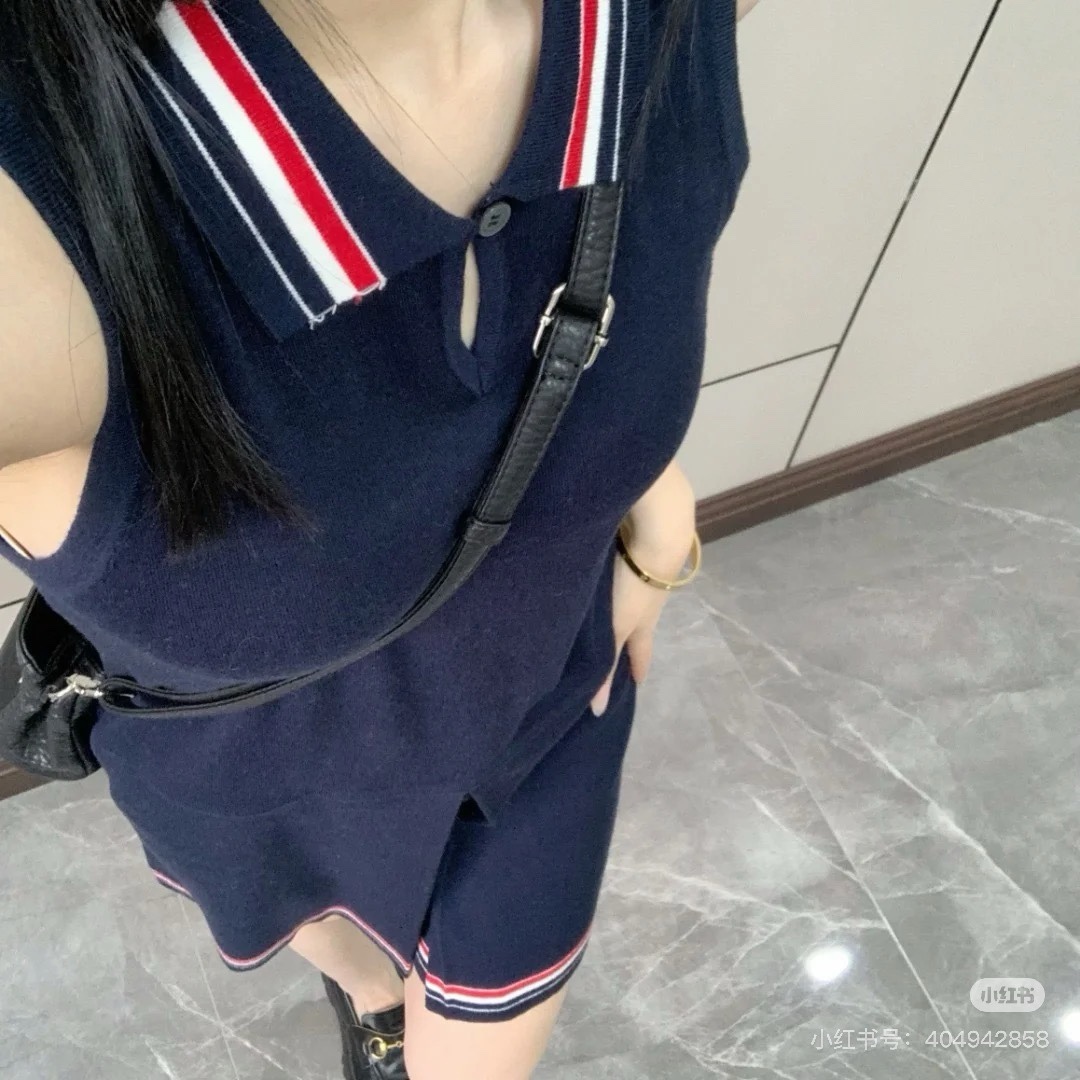 🔝THOM BROWNE TB 彩條翻領羊毛針織連衣裙
原版定制面料 輔料 
尺碼：1 2 3