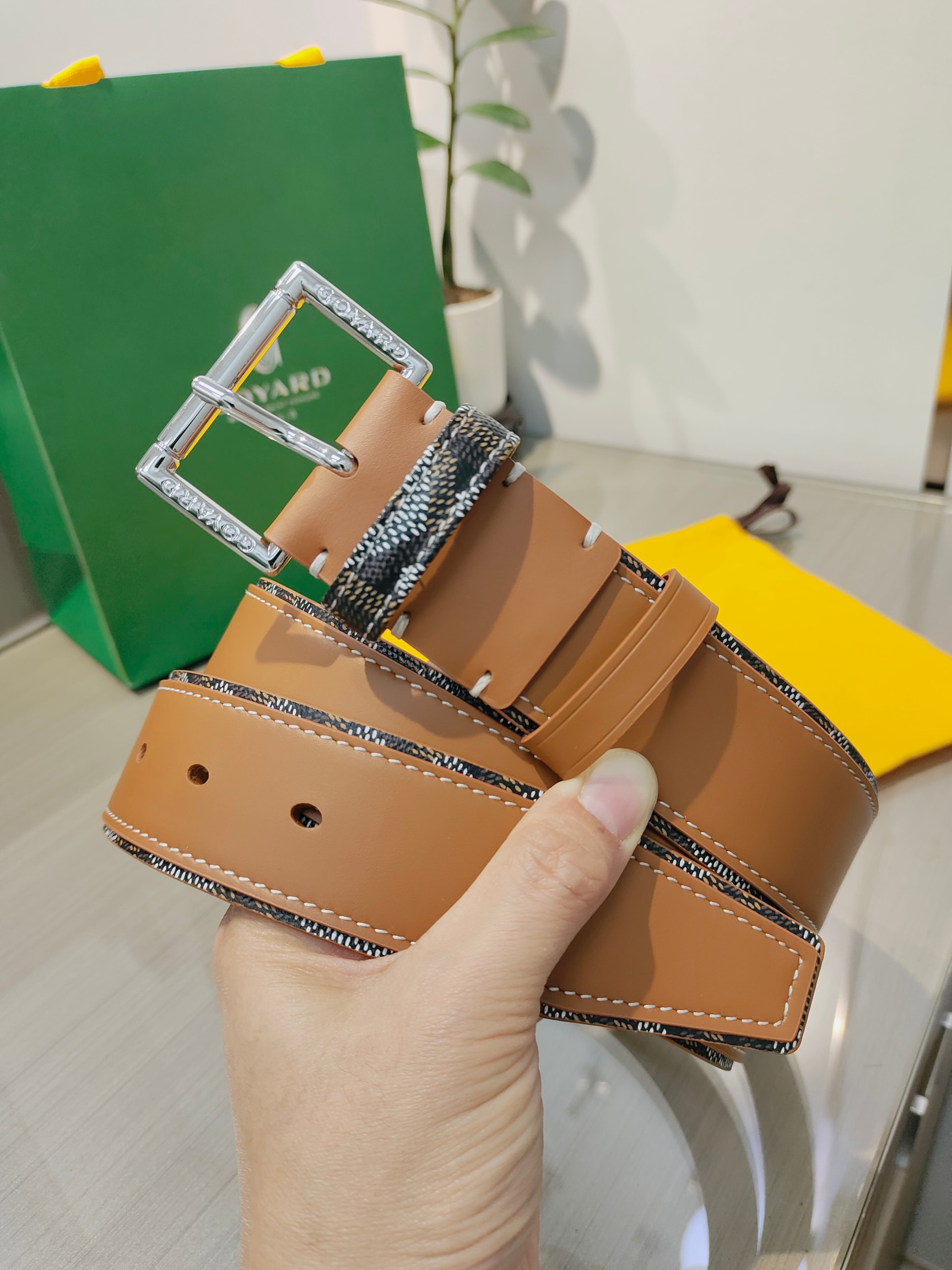 
Goyard(戈雅)腰帶源於法國奢侈品牌，設計風格簡約低調，腰帶身有標誌性帆布搭配進口頭層牛皮，腰帶扣採用簡約精品鋼扣，延續品牌的低調奢華，帶身寬度3.8CM，適用商務休閒日常佩戴。