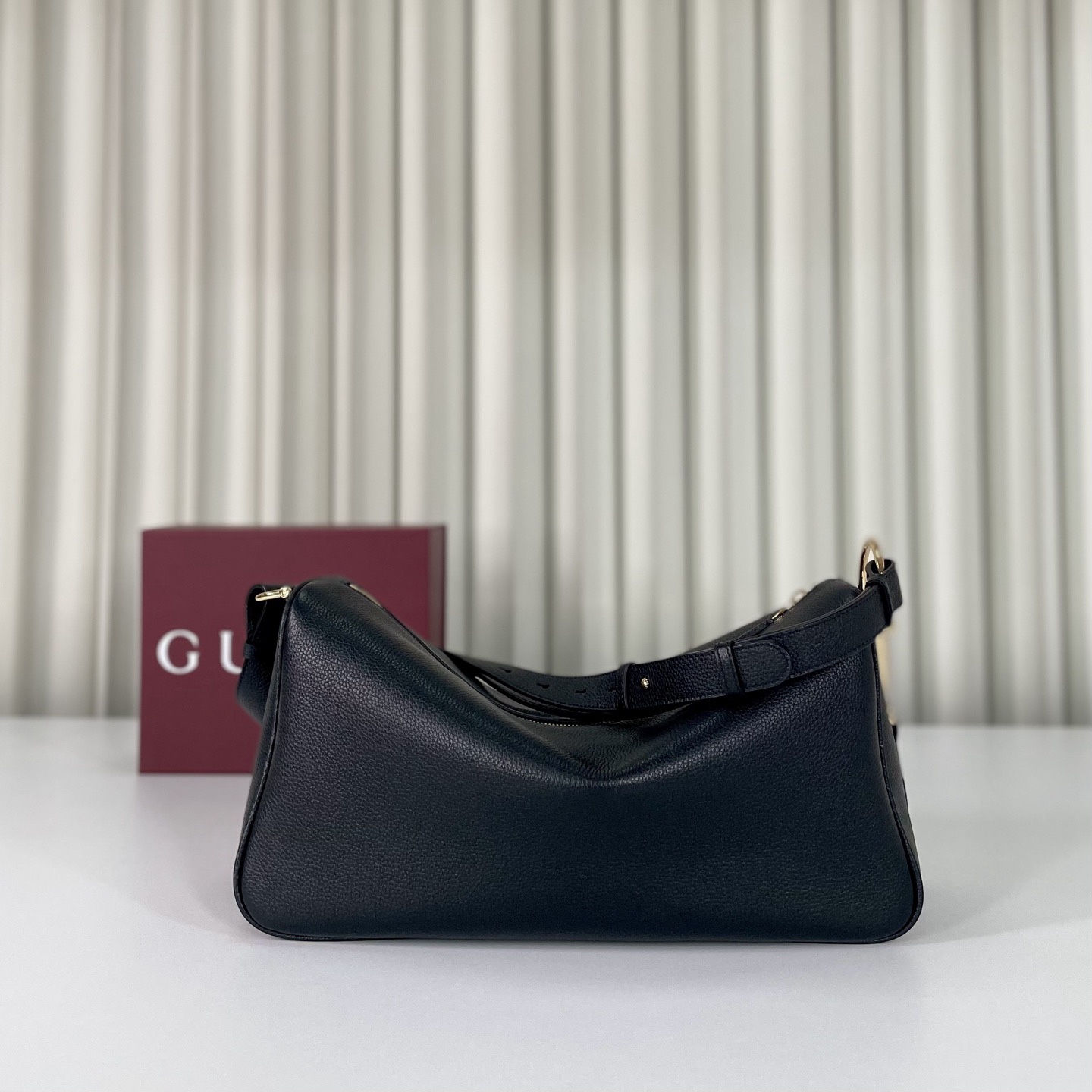 Gucci Half Horsebit系列大號肩背包，煥新呈現，以現代風格煥新演繹品牌最具標誌性的元素之一。該系列巧妙融蘊休閒廓形與標誌性的半馬銜扣配件，這也是其名稱的由來。內部：一個開口袋，可調節牛皮革肩帶，款號862530  尺寸38X20X15