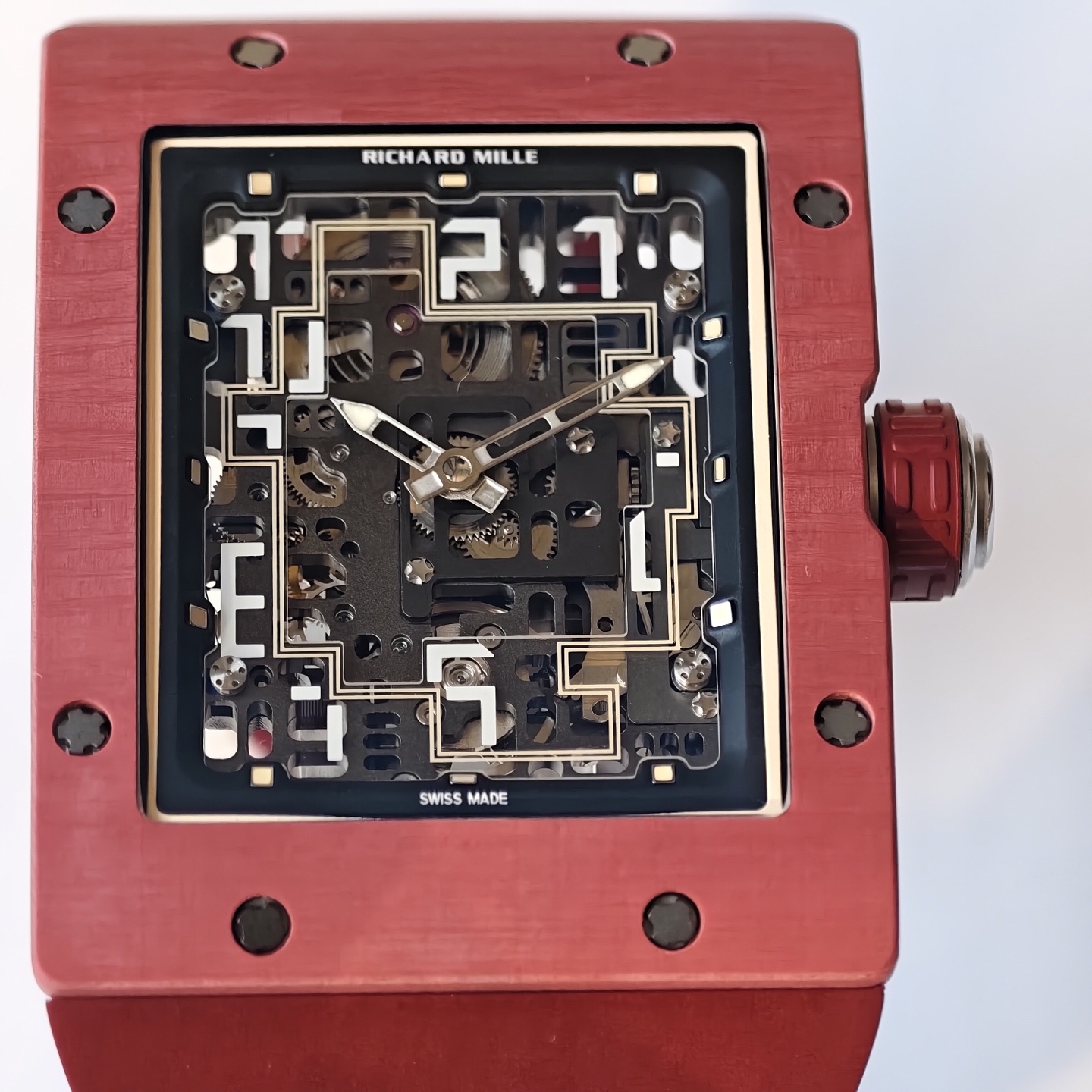 UMI 工作室 ✨
RM016 傲然問世重新定義鏤空美學的機械巔峰 🔥⚙️👑

🛠️表殼：五級鈦金屬精細拉絲表殼，和鈦合金骨架包膠表殼將複雜的鏤空結構極限壓縮在方寸之間。材質輕盈卻硬度驚人。方形表殼貼合手腕，更加適合日常佩戴。
⚙️機芯技術：定製版RM005-S一體機，
1.搭載可變幾何結構單向擺陀，優化上鏈的效率
2.最大限度還原了正品鏤空美學的機械巔峰
🧩錶帶：標配定制級絲絨觸感超輕天然橡膠錶帶，和RM專屬鈦合金表扣。讓您隨時進入“人表合一”的零觸感佩戴境界。
🔍技術要點：最大賣點在於藍寶石