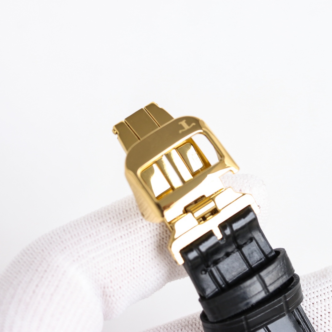 APS新品首發 積家大師系列1218420，傳統與現代的和諧樂章。Master Ultra Thin 超薄大師系列小秒針腕表精鋼款搭（直徑 39 毫米），內載896機芯。此自動上鏈機械機芯精准指示時、分、小秒。
1⃣全新大師系列兩針半採用原裝一致的896機新一比一開模
2⃣簡約精緻的錶盤採用立體式logo，錶盤搪瓷精緻而細膩，帶有標誌性的放射紋
3⃣指針與原裝一致採用陰陽針，一半拉絲一半拋光，錶帶採用進口小牛皮，一鍵式快拆錶帶表扣更加便捷