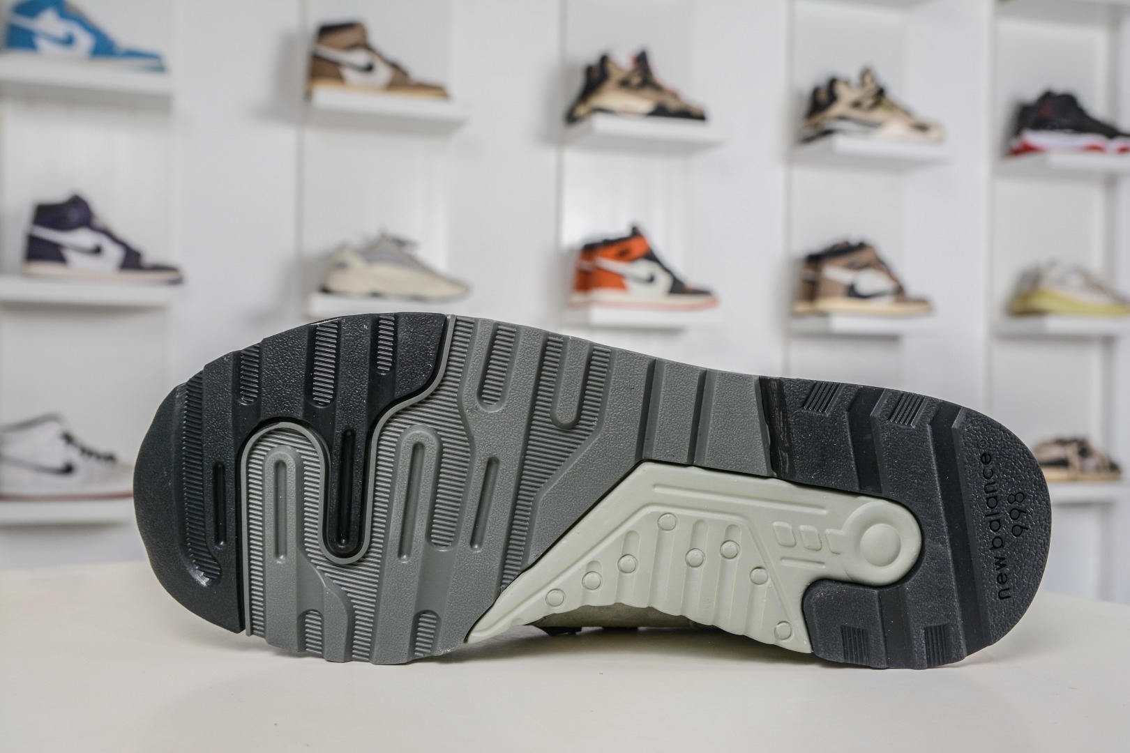 New Balance M998 Made in USA NB新百倫高端美產血統系列經典復古休閒運動慢跑鞋 
貨號：M998WT
尺碼：39.5 40 40.5 41.5 42 42.5 43 44