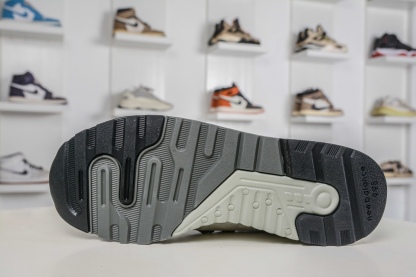 New Balance M998 Made in USA NB新百倫高端美產血統系列經典復古休閒運動慢跑鞋 
貨號：M998WT
尺碼：39.5 40 40.5 41.5 42 42.5 43 44