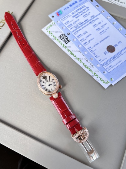 優雅出品史上最強復刻女表——寶璣那不勒斯皇后  黃金殼  系列驚艷登場，修正市場版本的所有不足，高貴典雅，盡顯女王風範！
【表殼】腕表尺寸分別為中號36.5x28.5毫米 小號33 x 25毫米
鵝卵形表殼高雅大氣，表殼外緣飾有錢幣紋。表圈和表殼周圍鑲嵌共117顆施華洛水晶（約0.99克拉）。表冠處鑲有一顆梨形晶石（約0.26克拉）
【精彩細節】
1.與原裝吻合，在表殼背部均打有貴金屬標識，效果清晰工整，彰顯腕表檔次。2.穹面玻璃，從側面看不僅有魚眼效果，還能折射鑽石帶來的璀璨光芒，更顯腕表高貴血統。
