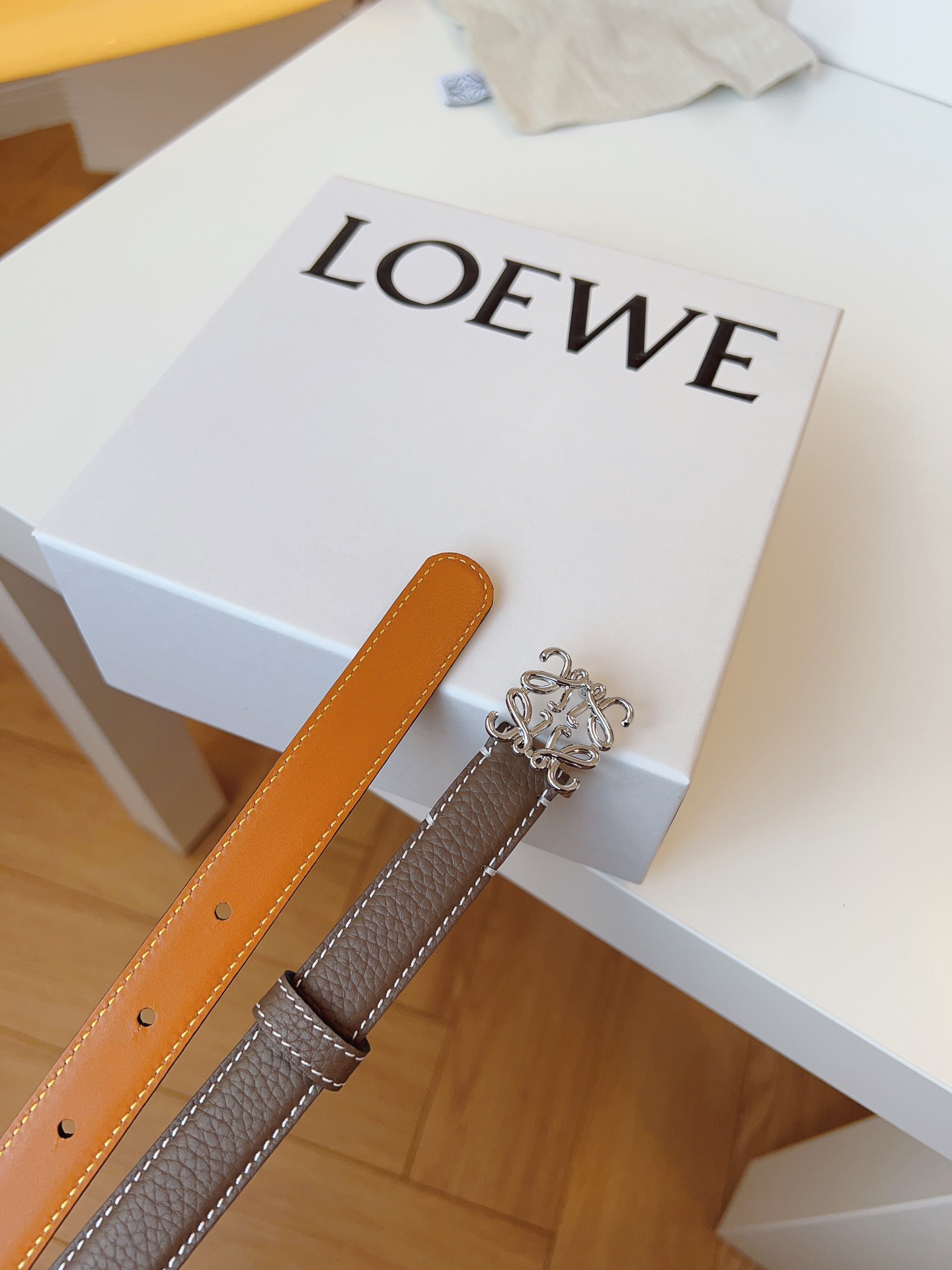 
Loewe 羅意威 經典粒面小牛皮，極簡風格的搭配，腰帶早已不是勒緊褲腰的工具，而是提升衣品，畫龍點睛的飾品；此款腰帶易搭配服飾。皮帶寬度：2.0cm