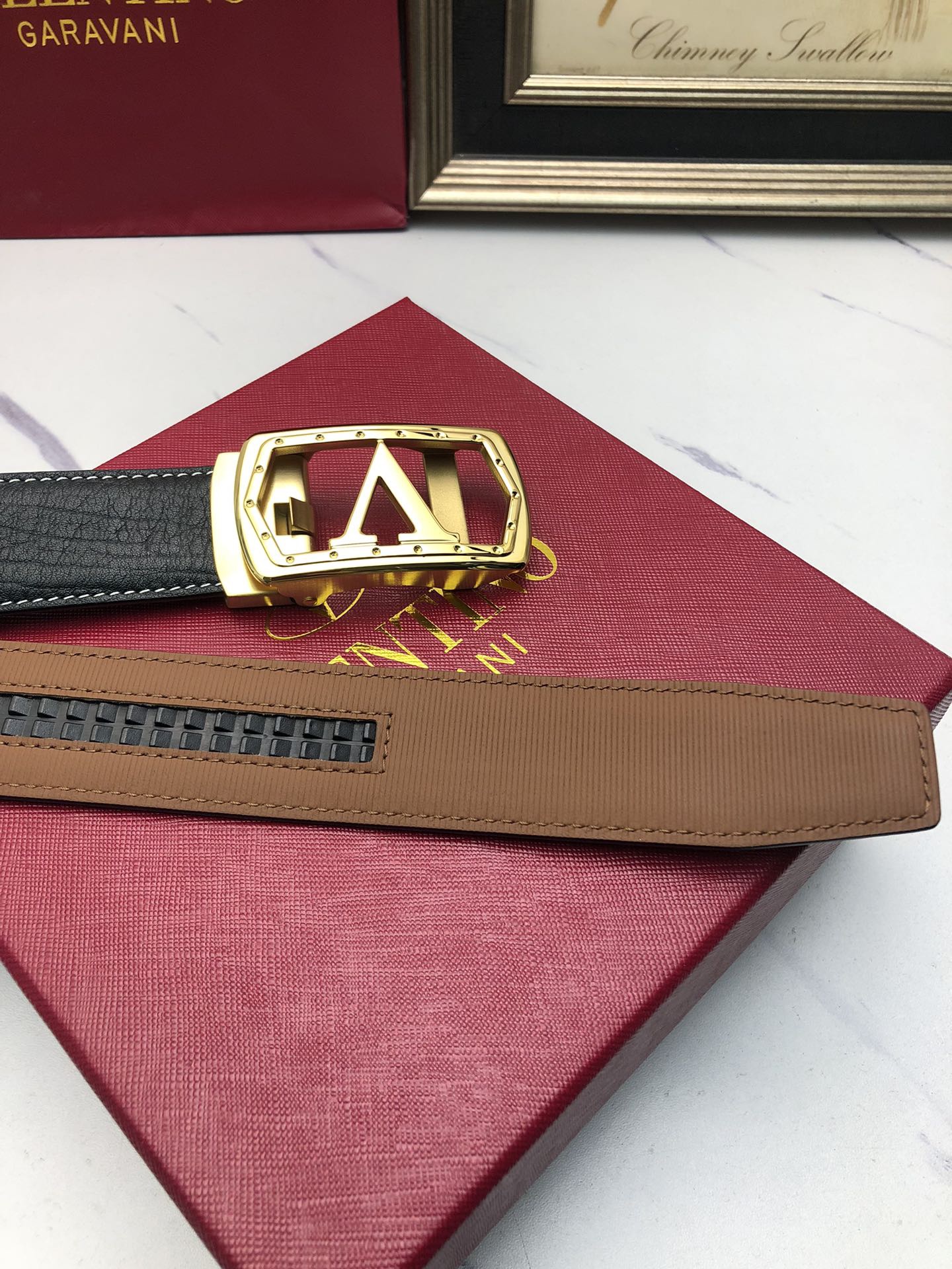 華倫天奴：原單頭層牛皮大象皮紋面，內襯頭層小牛皮底，搭配原單自動扣，可裁剪的自動帶，此款腰帶面雙採用意大利原定廠制進口牛皮帶身 ，對專版櫃足寬3.5