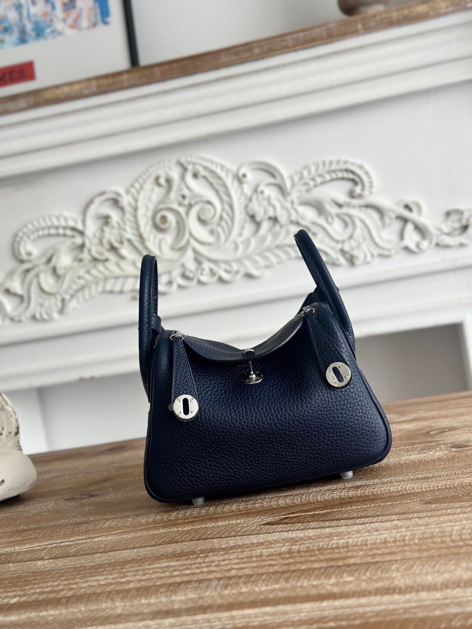 琳迪lindy 19cm	
Tc皮 蜜蠟線半手工縫製
lindy19保留了琳迪包所有細節的完整設計，側口袋、拉鍊等全部都是經典的設計√
這只小可愛暴擊了多少人的少女心