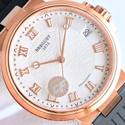 CF新品發佈會，寶璣-Breguet
航海MARINE航海系列5517款腕表，航海天文鐘的起源作品，“時計本是兵家利器”說的就是這款腕表，鐘錶界的巨作。工廠全面抄寫原裝數據，98%還原殼型字面，彰顯原裝優雅硬朗的氣質，原裝同款777A自動機械機芯，鐫刻獨立編號與寶璣先生簽名。直徑40毫米。正反均為藍寶石防刮玻璃，旋入式防水錶冠。實測防水深度100米。搭配飾有太陽放射紋錶盤，配裝進口天然橡膠錶帶，以零頭的價格給您帶來原裝超值體驗。