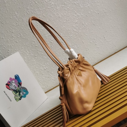 【 原單】P家🌹🎉新款福袋包🎉1BG541小羊皮🎉🎉這款福袋包採用進口小羊皮，袋口為抽繩加兩邊流梳設計，顯得整個包格外時尚又輕便又休閒，袋口為磁扣開合，內配有拉鍊和口袋，上身效果非常漂亮，女士們，趕緊入手吧，又是一款永久了過時爆款🎉🎉尺寸：長24x高25x底11cm🎉