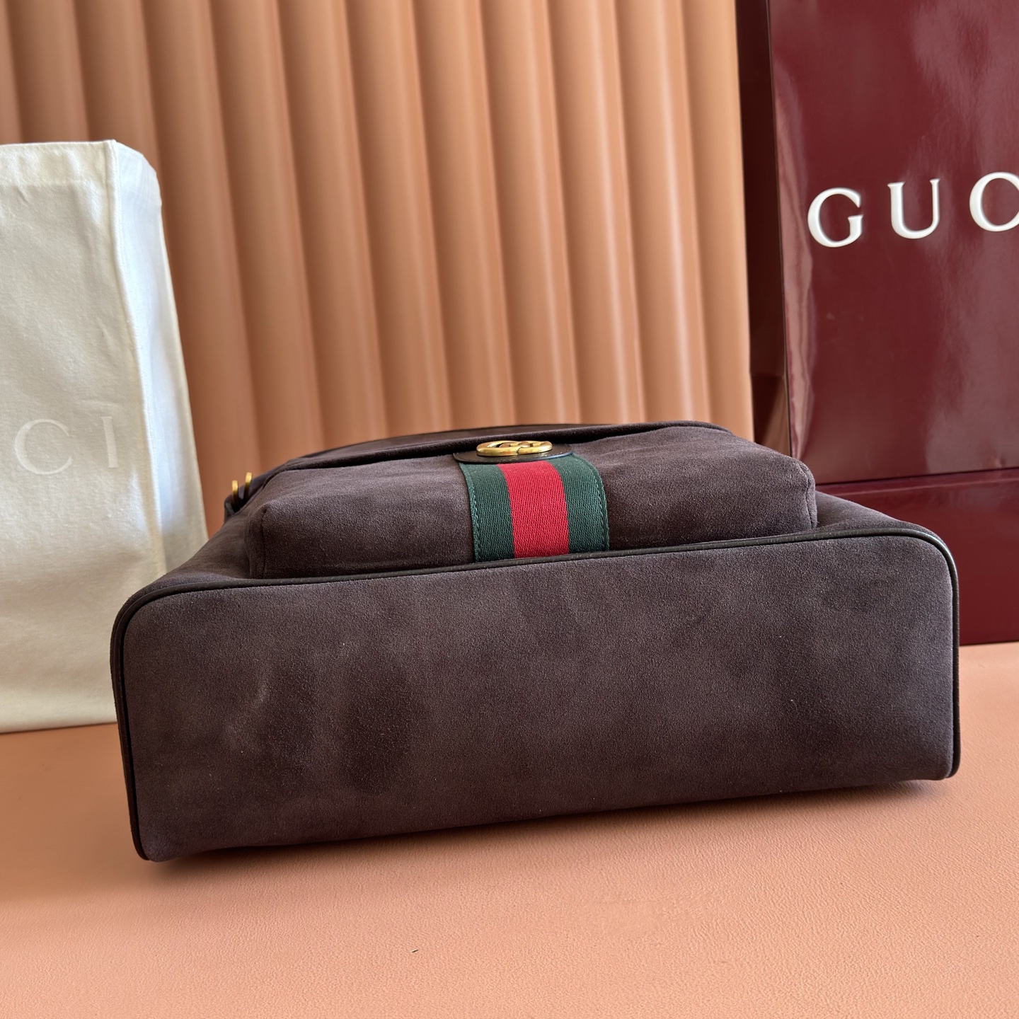 💋💋💋《配全套原廠專櫃包裝》【新品】Ophidia系列匠心選用白色配色，搭配經典廓形與新增功能性設計，甄選觸感柔軟的織物打造。這款背包以柔軟GG Supreme材質打造，匠心綴飾雙G標識和紅綠織帶細節。
