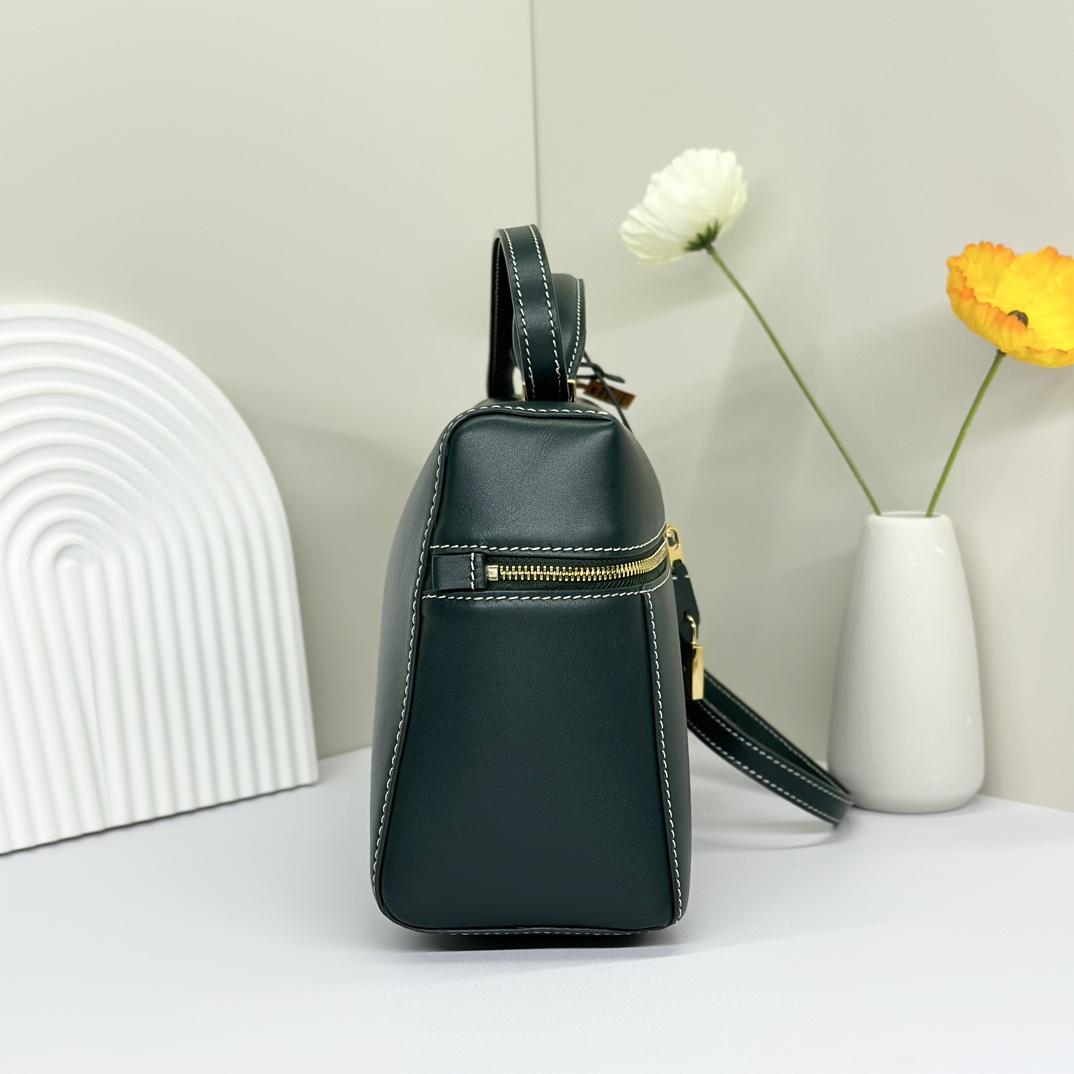 𝓸𝓻𝓸 𝓟𝓲𝓪𝓷𝓪 諾悠翩雅
𝑬𝒙𝒕𝒓𝒂 𝑩𝒂𝒈 𝑳𝟐𝟕 
寬開口加大容量斜挎包，包型設計更立體更有型，包身採用進口原廠小牛皮，手感柔軟而獨特，包包內部結構多了內袋。雙向加長拉鍊開合，配有My Charms金色金屬掛飾（LP特級純鋼五金配件）
size：27*16*10釐米
配全套專櫃禮盒包裝🎁