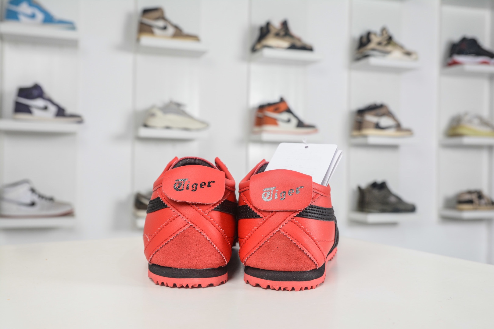 Asics 鬼冢虎 Mexico 66 
货号：1183C102 600
尺码：36 37 37.5 38 39 39.5 40 40.5 41.5 42 42.5 43.5 44 44.5 45